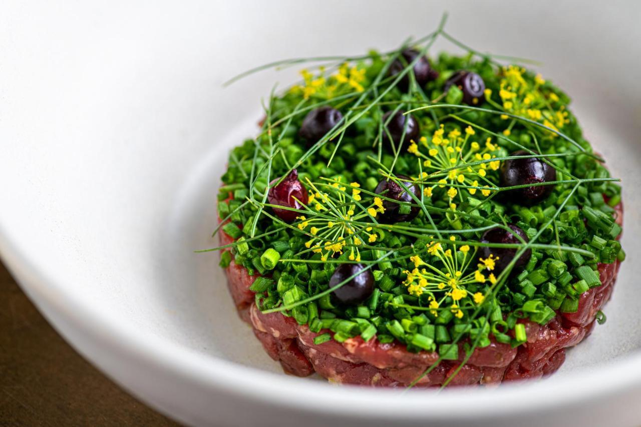 Hotel Pacai, Vilnius, A Member Of Design Hotels المظهر الخارجي الصورة A dish of beef tartar